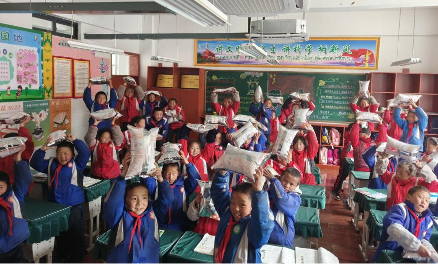 图为支援东西部协作为困难儿童发放蜜儿餐